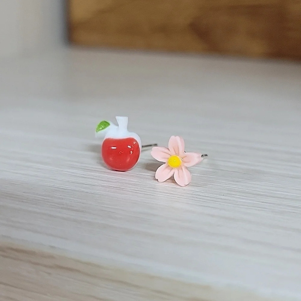 APPLE BLOSSOM CERAMIC STUD EARRINGS - Picture 5 of 6